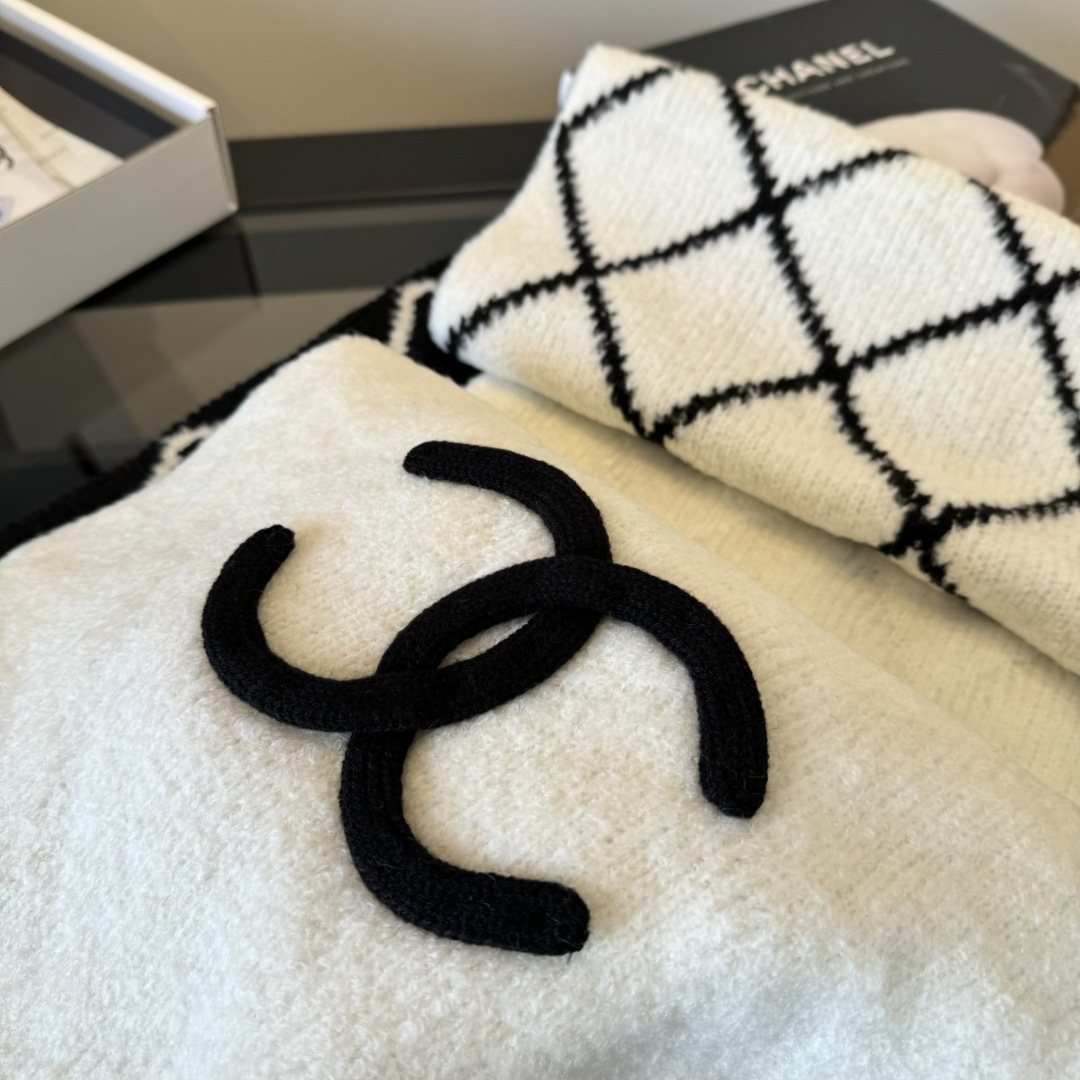 Chanel Black & White Diamond Knit Scarf — detail
